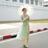 Sarwendah pakai baju tradisional Thailand