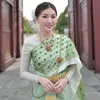 Sarwendah pakai baju tradisional Thailand