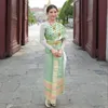 Sarwendah pakai baju tradisional Thailand