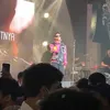Iis Dahlia Nonton Konser Devano Danendra