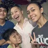 Sandhy Sondoro bersama anak