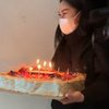Seperti inilah potret Kalina Ocktaranny saat membawa kue ulang tahun sebagai surprise untuk Vicky Prasetyo yang usianya yang kembali bertambah menjadi 37 tahun pada Minggu (18/4) kemarin.