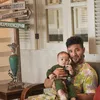 Ammar Zoni Gendong Baby Air