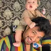 Ammar Zoni Gendong Baby Air
