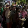 Via Vallen Bagi Hampers dan Sahur Tetangga Desa