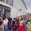Via Vallen Bagi Hampers dan Sahur Tetangga Desa