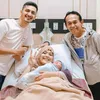 Vebby Palwinta melahirkan