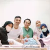 Vebby Palwinta melahirkan