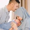 Vebby Palwinta melahirkan