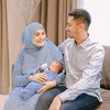 Vebby Palwinta melahirkan