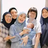 Vebby Palwinta melahirkan