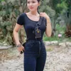 Foto wika Salim dalam busana serba ketat.