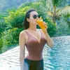 Foto wika Salim dalam busana serba ketat.