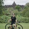 Seperti inilah potret keseruan Wulan Guritno saat menikmati liburan di Jogja. Ia bahkan sempat bersepeda di kawasan Candi Borobudur yang megah ini.