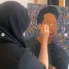Potret Zara lukis wajah kakaknya.