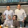 Potret Zumi Zola dan Putri Zulhas jalani ibadah puasa pertama  setelah menikah 