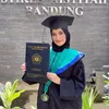 Deretan selebriti cantik wisuda saat tengah hamil