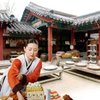 JEWEL IN THE PALACE alias Dae Jang Geum menampilkan makanan kerajaan yang fenomenal dan mengundang selera seperti pajeon, saengchae, goldongban alias bibimbap, dan lainnya.