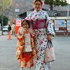 Berkunjung ke Jepang nggak lengkap rasanya kalau tidak menjajal pakaian tradisional mereka yaitu kimono.