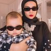 Kalau yang satu ini ada potret lucu Zaskia Sungkar tampil kompak dengan Baby Ukkasya, sama-sama pakai kacamata hitam.