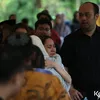 Tangis Bunga Citra Lestari di Pemakaman Ashraf Sinclair