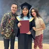 Gaya para seleb temani sang wisuda