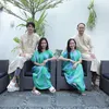Momen Lebaran Iis Dahlia dan keluarga.