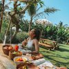 Dalam unggahan Instagram Andrea Dian, ia menuliskan caption berupa rasa syukurnya bisa mengalami suasana baru. Menurutnya, makanan yang disajikan lezat dan suasana sarapan yang mendukung dengan langit cerah serta udara segar.