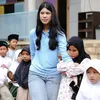 Potret Almira anak Annisa Pohan jadi volunteer