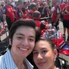 Angga Yunanda dan Shenina Cinnamon selfie saat nonton MotoGP Mandalika 2025