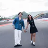 Pose romantis Angga Yunanda dan Shenina Cinnamon nonton MotoGP Mandalika 2025