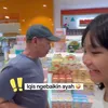  Potret Ayah Ayu Ting Ting belikan cucu mainan