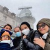 Baby Ukkasya banyak mengalami hal baru saat liburan ke Eropa bareng Irwansyah dan Zaskia Sungkar, salah satunya adalah menikmati dinginnya salju di Gunung Matterhorn.