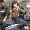 Baekhyun EXO bleaching rambut di salon