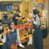 Potret Citra Kirana nikmati street food di Osaka