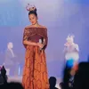 Raisa mengenakan gaun tradisional