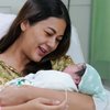 Kebahagiaan yang sama juga terlihat dari ekspresi Paula saat menggendong baby Kenzo untuk pertama kalinya. Senyuman bahagia seorang ibu setelah mengandung selama 9 bulan.