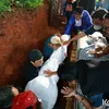 Ikang Fawzi di Pemakaman Kakak