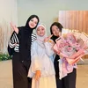 Potret Inara Rusli berikan bunga untuk anak