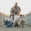 Potret Oka Antara bersama keluarga 