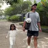 Potret Dion Wiyoko jalan-jalan bersama anak