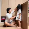 Potret Dion Wiyoko buatkan mainan untuk anak