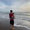 baby Athar anak Citra Kirana main di pantai