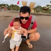 baby Athar anak Citra Kirana main di pantai