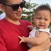 baby Athar anak Citra Kirana main di pantai
