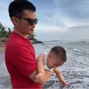 baby Athar anak Citra Kirana main di pantai