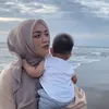 baby Athar anak Citra Kirana main di pantai