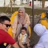baby Athar anak Citra Kirana main di pantai