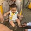 baby Athar anak Citra Kirana main di pantai
