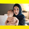 Irish Bella berenang bareng baby Air